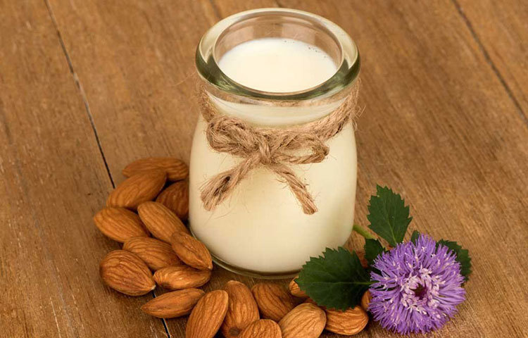 হার্টের পক্ষে উপকারী ফ্যাট, ফাইবার ও প্রোটিন পেতে রোজ খাদ্যতালিকায় রাখুন আমন্ড ও কাজুবাদাম। কার্ডিওভাস্কুলারের নানা অসুখ রুখে দিতে পারবে এই খাবার।