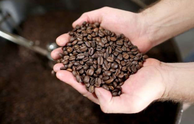 অকল্যান্ড, ক্যালিফোর্নিয়া ও মার্কিন যুক্তরাষ্ট্রের একাধিক গবেষণায় বলা হয়েছে দিনে এক থেকে দুকাপ কফি পান করলে দূরে থাকবেন হৃদরোগ থেকে। গবেষণার দাবি, ১৮ শতাংশ হার্ট অ্যাটাকের সম্ভবনা কমে যায়।