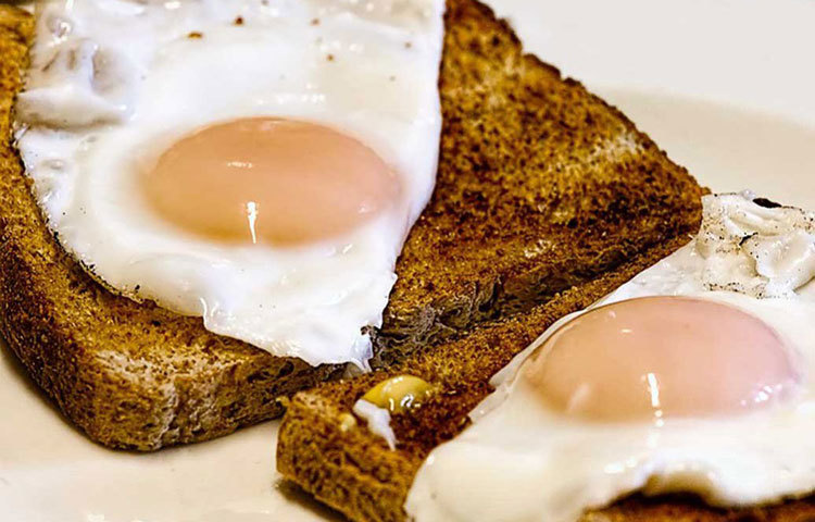 সময়ে সকালের নাস্তা সারুন। আমরা অনেকেই সকালের জন্য আলাদা করে সময় দিই না। মাঝেমধ্যে সকালেরর নাস্তা না করেই সরাসরি দুপুরের খাবার খাই। এই অভ্যাস হার্টের জন্য একেবারে ভালো নয়। বরং ভারী সকালের নাস্তা করুন। দুপুর ও রাতের খাবার রাখুন হালকা।