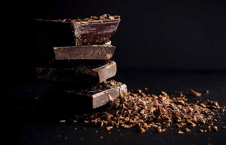 ডার্ক চকোলেট রাখুন ডায়েটে। এর অ্যান্টিঅক্সিড্যান্ট ও ফ্ল্যাবোনেট হার্টের পেশীর জন্য খুব উপকারী। তবে দিনে তিন-চার টুকরোর বেশি খাবেন না।