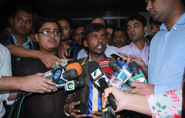 গণমাধ্যমের সঙ্গে কথা বলছেন হিরো আলম। এ সময় হিরো আলাম বলেন, ‘রাজারা চায় না প্রজারা রাজা হোক’। ছবি : মাহবুব আলম