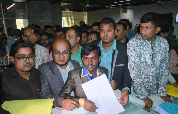 নির্বাচন কমিশনে হিরো আলম উপস্থিত হলে, এ সময় তাকে দেখতে ভিড় লেগে যায়। ছবি : মাহবুব আলম