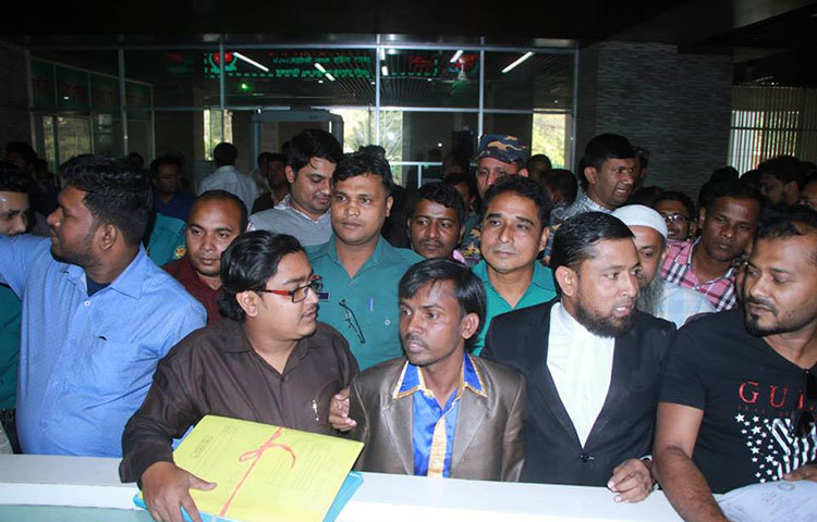 নির্বাচন কমিশনের অনেক কর্মকর্তাও ওপর থেকে নিচে নেমে আসেন। সিসি ক্যামেরায় নিচে এত ভিড় দেখে সংসদের কর্মকর্তারা খোঁজ নেন কেন এতো ভিড়? ছবি : মাহবুব আলম