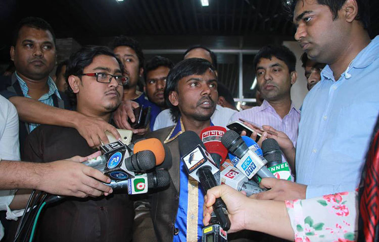 তার মনোনয়নপত্র ষড়যন্ত্র করে বাতিল করা হয়েছে কি না- এমন প্রশ্নের জবাবে হিরো আলম বলেন, অবশ্যই ষড়যন্ত্র করা হয়েছে। যারা আমার বিরুদ্ধে প্রার্থী হয়েছেন, তারা সবাই একজোট হয়ে ষড়যন্ত্র করে আমার প্রার্থিতা বাতিল করেছে। ছবি : মাহবুব আলম