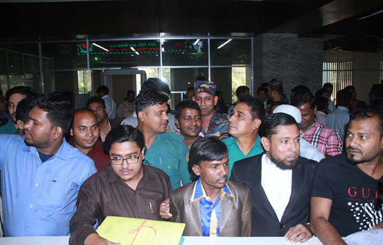 এইচ এম এরশাদের নেতৃত্বাধীন জাতীয় পার্টির ‘লাঙ্গল’ মার্কার মনোনয়ন না পেয়ে ওই আসনের স্বতন্ত্র প্রার্থী হিসেবে মনোনয়নপত্র দাখিল করেন সিডি ব্যবসায়ী থেকে তারকা বনে যাওয়া হিরো আলম। ছবি : মাহবুব আলম