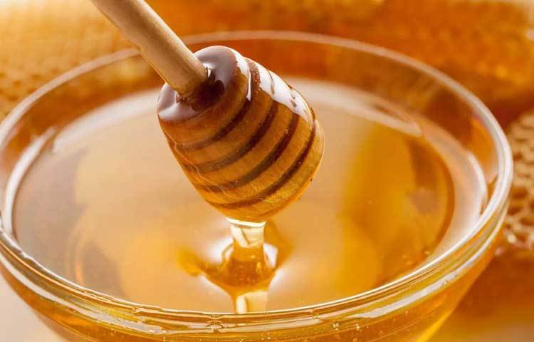 বেশ কিছুদিন ঘরে রেখে দিলে মধুতে চিনি জমতেই পারে। কিন্তু যদি বয়ামসহ মধু গরম জলে কিছু ক্ষণ রেখে দেখুন। এই চিনি গলে মধু আবার স্বাভাবিক হয়ে আসবে। কিন্তু নকল মধুর ক্ষেত্রে এটা হবে না।