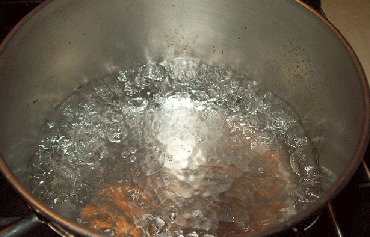 সকালে উঠে উষ্ণ গরম পানি পান করতে পারলে ওজন নিয়ন্ত্রণে থাকে। এছাড়া সকালে গরম পানি পান করার অভ্যেস পেট ফাঁপার প্রবণতা কমাতে পারে।