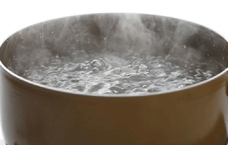 সর্দি লাগলে গরম পানি পান করলে আরাম পাওয়া যায়। গরম পানি সর্দি পাতলা করে শরীর থেকে বেরিয়ে যেতে সাহায্য করে। এছাড়া ইনফেকশন সারাতেও উষ্ণ গরম জল বেশ কার্যকরী।