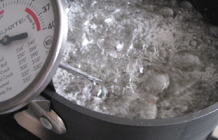 খুব গরম পানি দাঁতের ক্ষতি করতে পারে। তবে উষ্ণ গরম জল পান করলে দাঁত ভালো থাকে।