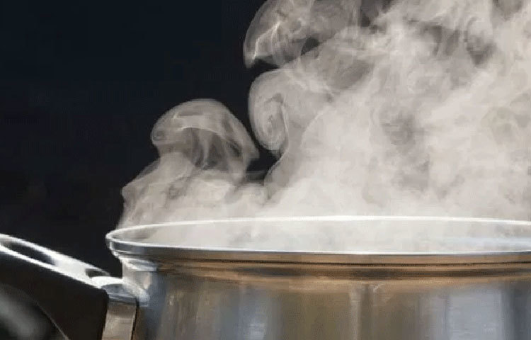 গরম পানি পান করলে শরীরের অভ্যন্তরীণ তাপমাত্রা বাড়ে। ফলে ঘামের সঙ্গে শরীরের দূষিত ও বর্জ্য পদার্থ বেরিয়ে যায়।