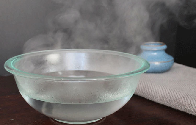 গরম পানি পান করলে পেশিতে রক্ত চলাচল বাড়ে। এতে শরীরের কোনো অংশে ব্যথা থাকলে তা কমতে পারে। জয়েন্ট পেইন থেকে পিরিয়ড ক্র্যাম্প, সব ক্ষেত্রেই আরাম দিতে পারে উষ্ণ গরম পানি।