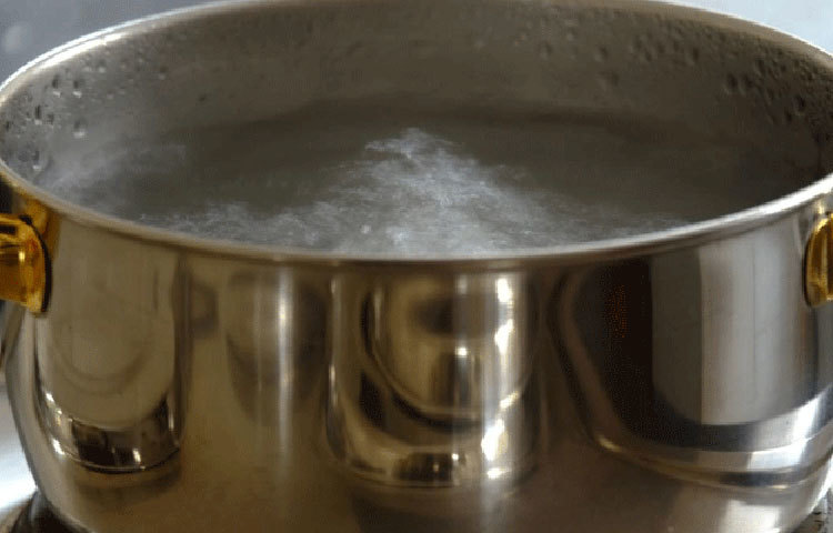 সকালে উঠে এক গ্লাস উষ্ণ গরম পানি পান করুন। পানির উত্তাপ অন্ত্রকে সচল রাখবে। মলত্যাগ সহজ হবে। কোষ্ঠকাঠিন্যের সমস্যা থেকে মুক্তি পেতে পারেন।