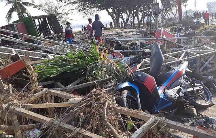 ভূমিকম্পে একটি মসজিদসহ বেশ কিছু ভবন ক্ষতিগ্রস্ত হয়েছে। সামাজিক মাধ্যমে সুনামির বেশ কয়েকটি ভিডিও পোস্ট করা হয়েছে। এতে দেখা গেছে, আতঙ্কিত লোকজন ভয়ে চিৎকার করে কাঁদছে, কেউ কেউ ঘরবাড়ি ছেড়ে রাস্তায় পালিয়ে যাচ্ছে।