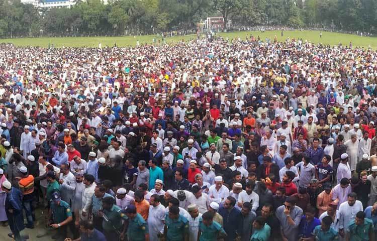 আইয়ুব বাচ্চুর জানাজায় অংশ নেন রাজনৈতিক, সামাজিক, সাংস্কৃতিক অঙ্গনের নেতাকর্মীরা। এ ছাড়া তার ভক্ত অনুরাগী, সহশিল্পী, চলচ্চিত্র অঙ্গনের গুণীজনরা শেষ শ্রদ্ধা জানানো শেষে জানাজায় অংশ নেনে। ছবি : মাহবুব আলম