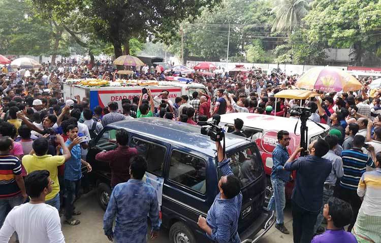 জানাজার জন্য আইয়ুব বাচ্চুর মরদেহ ঈদগাহে নিয়ে যাওয়া হচ্ছে। ছবি : মাহবুব আলম