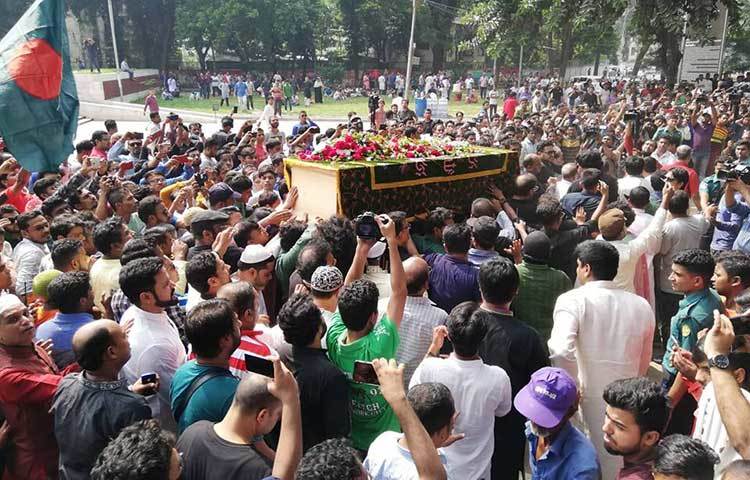 শহীদ মিনার থেকে আইয়ুব বাচ্চুর কফিন ঈদগাহে নিয়ে যাওয়া হচ্ছে। ছবি : মাহবুব আলম