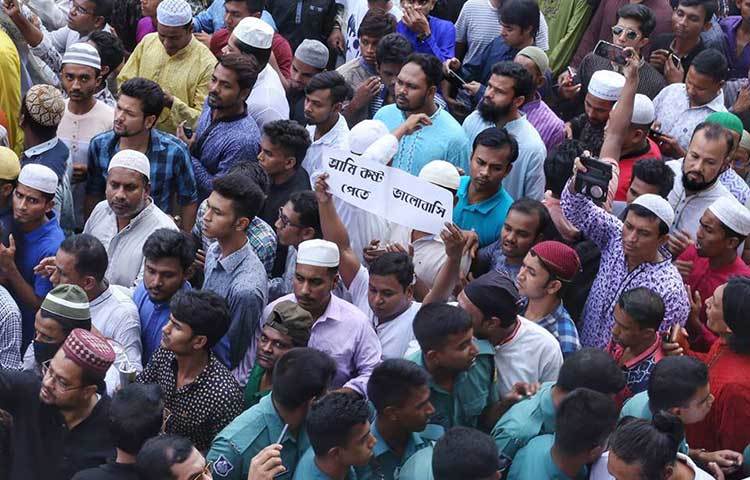 ভক্ত অনুরাগীদের অংশগ্রহণে জাতীয় ঈদগাহ ময়দানের প্রায় অর্ধেকটা পূর্ণ হয়ে যায়। ছবি : মাহবুব আলম