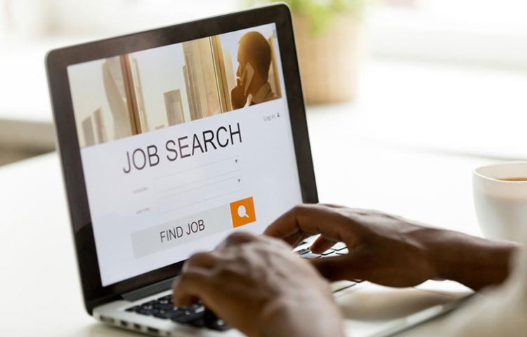 কর্মজীবনে উন্নতির জন্য সব সময়েই নতুন কাজের সন্ধানে থাকুন। কিন্তু, মনের মতো কাজ পাওয়ার আগে বর্তমানেরটা ছাড়া একেবারেই হঠকারিতা।