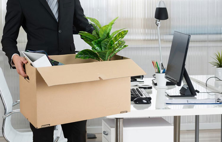 মাথা গরম করে চাকরি ছেড়ে দেওয়া একেবারেই বুদ্ধিমানের কাজ নয়। একটু সময় দিন নিজেকে।