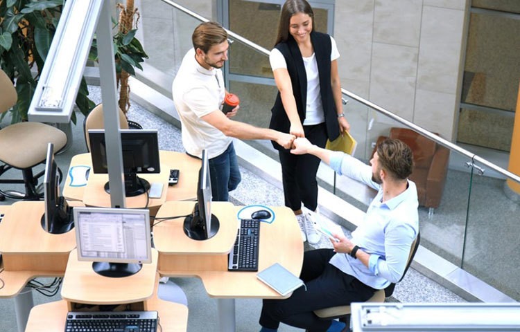 কাজের ফাঁকে সহকর্মীদের সঙ্গে হাল্কা সময় কাটান। এর ফলে ‘ভালো না লাগা’ ব্যাপারটা অনেক সময়েই কমে যায়।