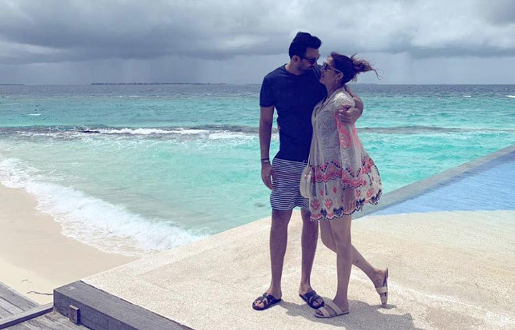 দাম্পত্য ও বন্ধুত এই দুই বিষয়ের সাক্ষী থাকল মালদ্বীপের নীল সমুদ্র! যেখানে জাহির খান ছুটি কাটাতে গেলেন স্ত্রী সাগরিকা ঘাটগের সঙ্গে।