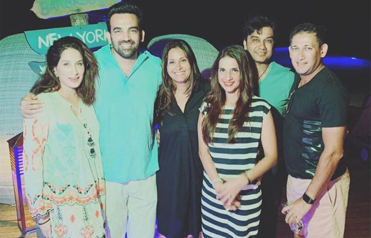 হ্যাজেল কিচদের দেখা যাচ্ছে সাগরিকার সঙ্গে প্রাণভরে ছুটি উপভোগ করতে।