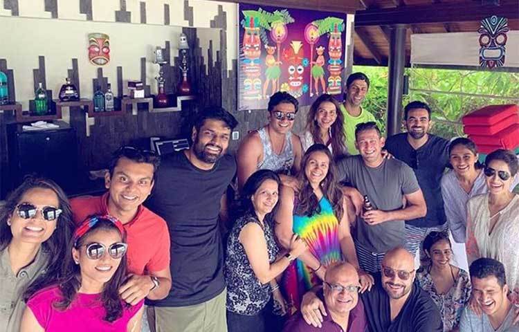 জহিরের সঙ্গী হিসেবে হাজির হয়ে গেলেন সস্ত্রীক অজিত আগরকার ও আশিস নেহরা।