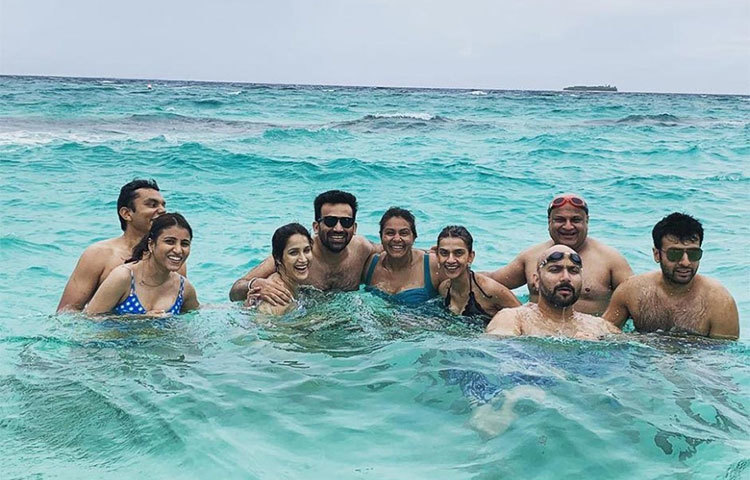 আর সেখানে গিয়েই পুরনো বন্ধুদের পাল্লায় নিজেকে সঁপে দিয়েছেন পাঞ্জাব তনয়।