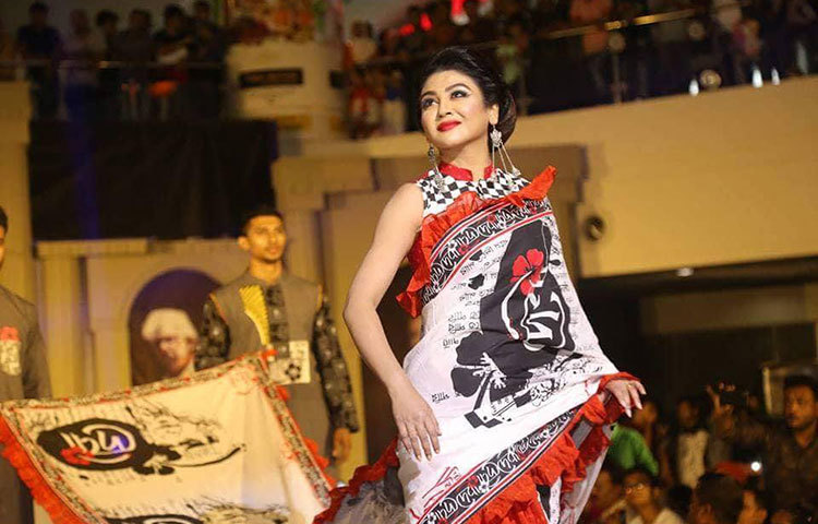 দেবীর শাড়িতে জয়া আহসান। প্রয়াত কথাসাহিত্যিক হুমায়ূন আহমেদের উপন্যাসের অনুপ্রেরণায় নির্মিত ‘দেবী’ চলচ্চিত্রটি। ছবি : মাহবুব আলম