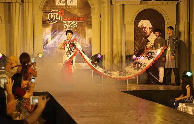 দেবীর শাড়ি পরে র‌্যাম্পে হাঁটছেন জয়া আহসান। ছবি : মাহবুব আলম