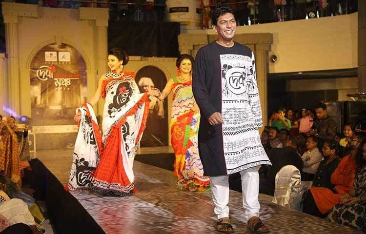 দেবীর পোশাকে জয়া আহসান ও চঞ্চল চৌধুরী র‌্যাম্পে হাঁটছেন। ছবি : মাহবুব আলম