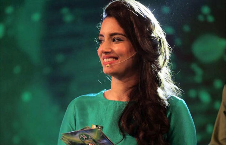 শুধু খবর করে নয়, পাকিস্তানের ক্রীড়া উপস্থাপক ও সাংবাদিক জয়নাব আব্বাস রূপে-গুণে মাতিয়ে নিজেই খবরের শিরোনামে।