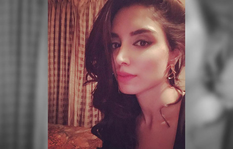 কাজের ফাঁকে একান্তে জয়নাব।