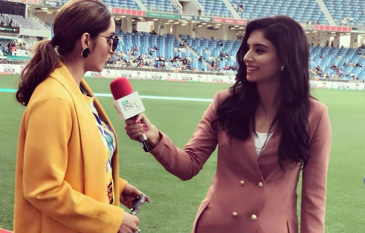 খেলার মাঠে সানিয়া মির্জার সাক্ষাৎকার নিচ্ছেন জয়নাব।