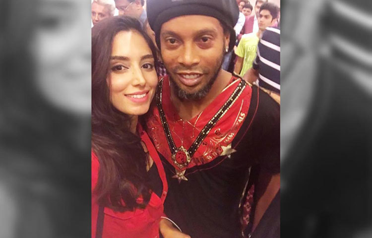 রোনালদিনহোর সঙ্গে সেলফি জয়নাব।