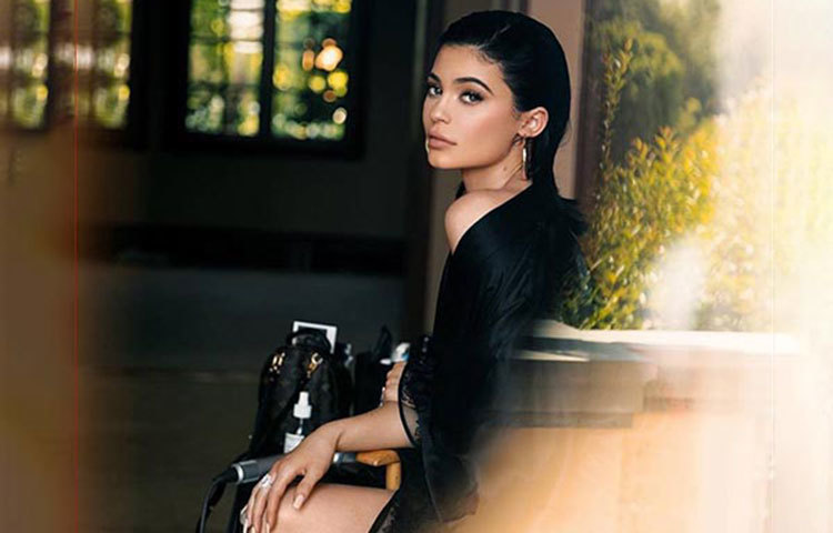 কাইল জেনারের বন্ধুর নাম ট্রাভিস স্কট। বিবাহ না করেই সন্তানসম্ভবা হয়ে পড়েছেন প্রভাবশালী এই আমেরিকান মডেল। তবে তিনি জানাচ্ছেন, বিয়ের কোনো ইচ্ছে নেই তার।