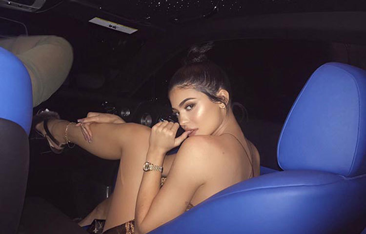 নিজের গাড়িতে ফটোসেশন করছেন তিনি।