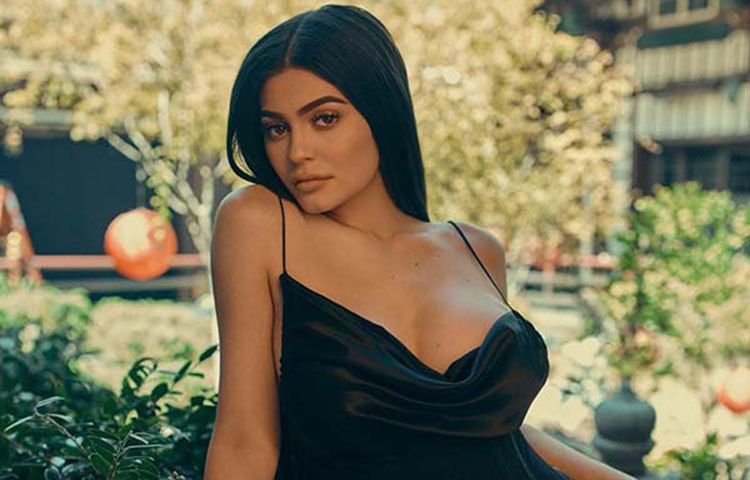 কাইল সমাজ সেবাতেও ব্যস্ত। নানা রকমের সমাজসেবামূলক কাজ করে যাচ্ছেন তিনি।