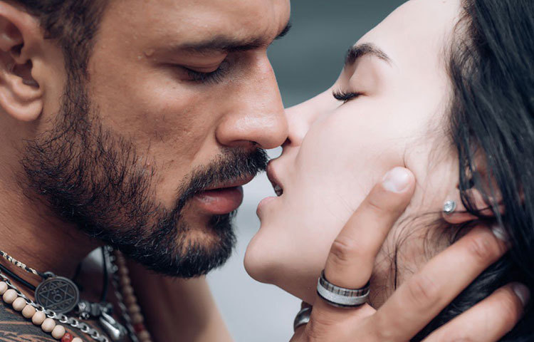 দীর্ঘদিন নীরোগ থাকা, হার্ট ভাল রাখার অন্যতম উপাদান নাকি জমিয়ে চুমু খাওয়া! বহু যুগ ধরেই নানা গবেষণা এমন দাবি করছে।