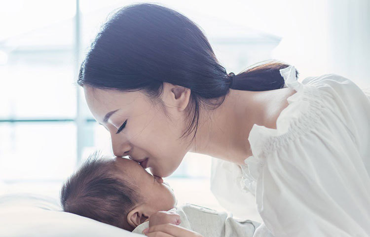 গবেষকদের মতে, এই সময় মস্তিষ্কে ভালোলাগার অনুভব ছড়িয়ে পড়ে। মস্তিষ্ক একই সঙ্গে দু’টি কাজ ভালো করে করতে পারে না। তাই দর্শনেন্দ্রিয়র তুলনায় স্পর্শজনিত বিষয়কে গুরুত্ব দিয়ে চোখকে বন্ধ হয়ে যাওয়ার নির্দেশ পাঠায় মস্তিষ্ক।