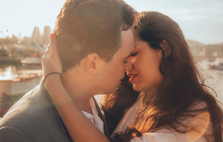 লন্ডন ইউনিভার্সিটির মনোবিজ্ঞানীদের মতে, দৃষ্টিশক্তি ও বোধশক্তি অন্য দিকে ব্যস্ত থাকলে আমাদের সেন্সরি অর্গানরা আর কোনো ইন্দ্রিয়কে অতো গুরুত্ব দেয় না। তাই চোখ খোলা থাকলে চুমু থেকে সার্বিক আনন্দ মেলে না। জোর করে চুমু খেতে গেলে ঠিক তার উল্টো প্রতিক্রিয়া দেখায় মগজ।