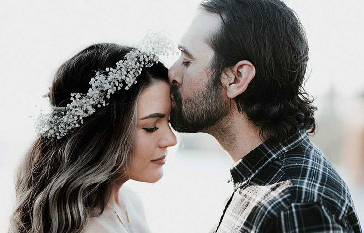 যে কোনো আনন্দদায়ক বিষয়কে উপভোগ করতে গেলে চোখের পেশীরা শিথিল হয়ে যায়। তাই ভালো গান শোনা বা সুস্বাদু রান্না চেখে দেখার সময়ও চুমু খাওয়ার সময়ের মতোই চোখ বন্ধ হয়ে আসে।