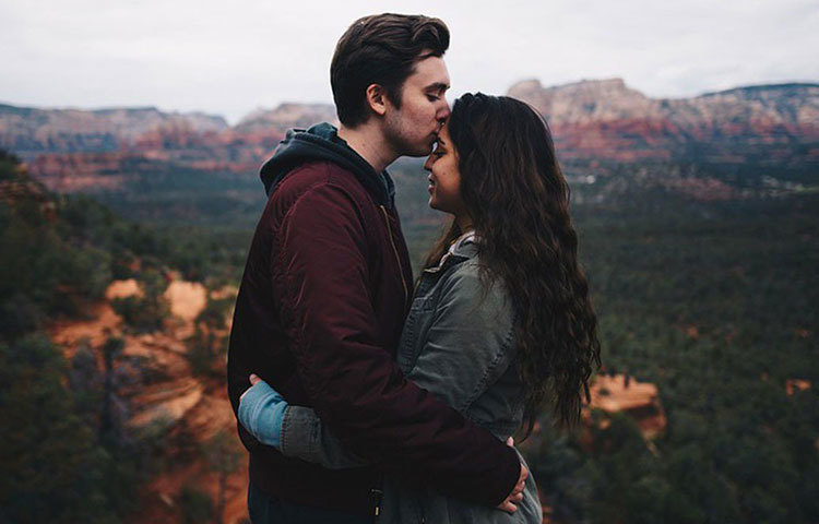 মনোবিদদের মতে, চোখ বুজে চুমু খেলে উল্টো দিকের মানুষটার প্রতি আস্থা ও ভরসা প্রদর্শন করা হয়। পার্টনারের প্রতি সুসম্পর্ক থাকলে চুম্বনের সময় আমাদের মনে সেই ভাব আরও প্রকট হয়ে ওঠে। তাই চোখ বুজে যায় সহজে।