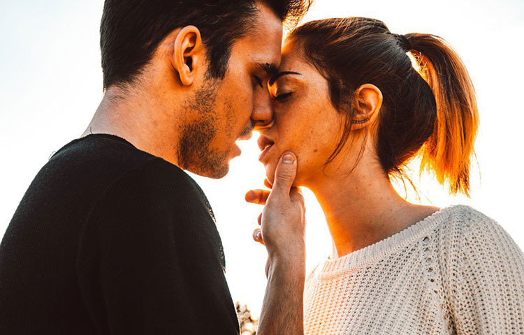 কোনো ভয় বা দুশ্চিন্তার সময় ভালোবাসার প্রকাশ আমাদের হার্টকে অনেকটা মজবুত রাখে। নিজের মানুষের প্রতি আত্মসমর্পণের উপায় খুঁজতে থাকে মন। সেই সময় চুমুর ছোঁয়া পেলে হৃদগতি বাড়ে, যৌন উদ্দীপক হরমোন ক্ষরিত হয়। এতে নিজেকে উজাড় করে দেওয়ার বা সবটুকু আনুগত্য প্রকাশ করার ইচ্ছা থেকেই চোখ বন্ধ হয়ে যায়।