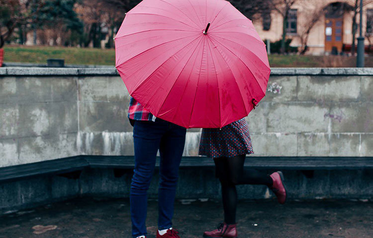 আরো এক মজার কারণ এর জন্য দায়ী বলে দাবি মনোবিদদের। তাদের মতে, পাবলিক প্লেসে হোক বা বন্ধ ঘরে- চুমু এতই ব্যক্তিগত বিষয় যে তা অন্য কারও সামনে প্রকাশ করতে নারাজ অনেকেই। তাই গোপনীয়তা বজায় রাখার টেনশন এতটাই গ্রাস করে যে, এমন সময় নিজেরাও চোখ বুজে ফেলি আমরা!