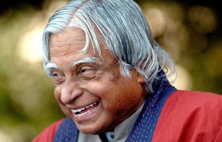 কালামের বাবা কাঠের নৌকা তৈরি করতেন। সেই নৌকা তিনি ভাড়া দিতেন মৎসজীবীদের। কালামরা পাঁঁচ ভাই ও পাঁচ বোন ছিলেন।