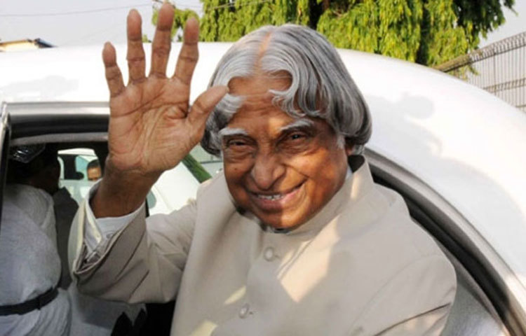 ‘জীবনে এতদূর পর্যন্ত অনেক কষ্টে এগিয়েছি। বিয়ে করলে সেটা সম্ভব হত না। হয়তো এর অর্ধেক রাস্তাও এগোতে পারতাম না। দেশের জন্য এত কাজও হয়তো করা হত না।’ একবার এক বিশ্লেষককে এমন কথাই বলেছিলেন কালাম।