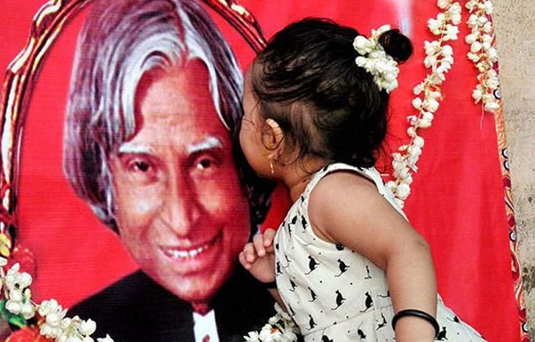 সঠিক জীবনসঙ্গী খুঁজে পাননি। তাই বিয়ে করার ইচ্ছে তার কখনও হয়নি। তা ছাড়া নিজের কাজ ও দেশের চিন্তা নিয়ে ডুবে থাকতেন তিনি। তাই বিয়ে, সম্পর্ক নিয়ে ভেবে ওঠাও হয়নি তার। কালামকে যারা চেনেন তারা এমনই দাবি করেন।