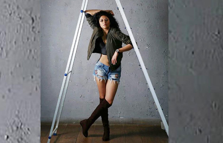 সামাজিক যোগাযোগ দুনিয়ায় ঝড় তুলেছেন ভারতীয় বিখ্যাত অভিনেত্রী কবিতা কৌশিক। একতা কাপুরের ‘কুটুম্ব’ ধারাবাহিকে মুখ দেখিয়েছিলেন কবিতা। তারপর থেকেই ছোটপর্দায় তিনি তুমুল জনপ্রিয়।