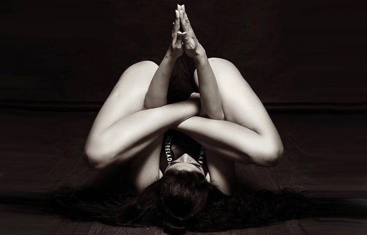 কবিতা আসলে দিল্লির মেয়ে। দর্শনের ছাত্রী ছিলেন তিনি। যোগাসনে তিনি অত্যন্ত দক্ষ।